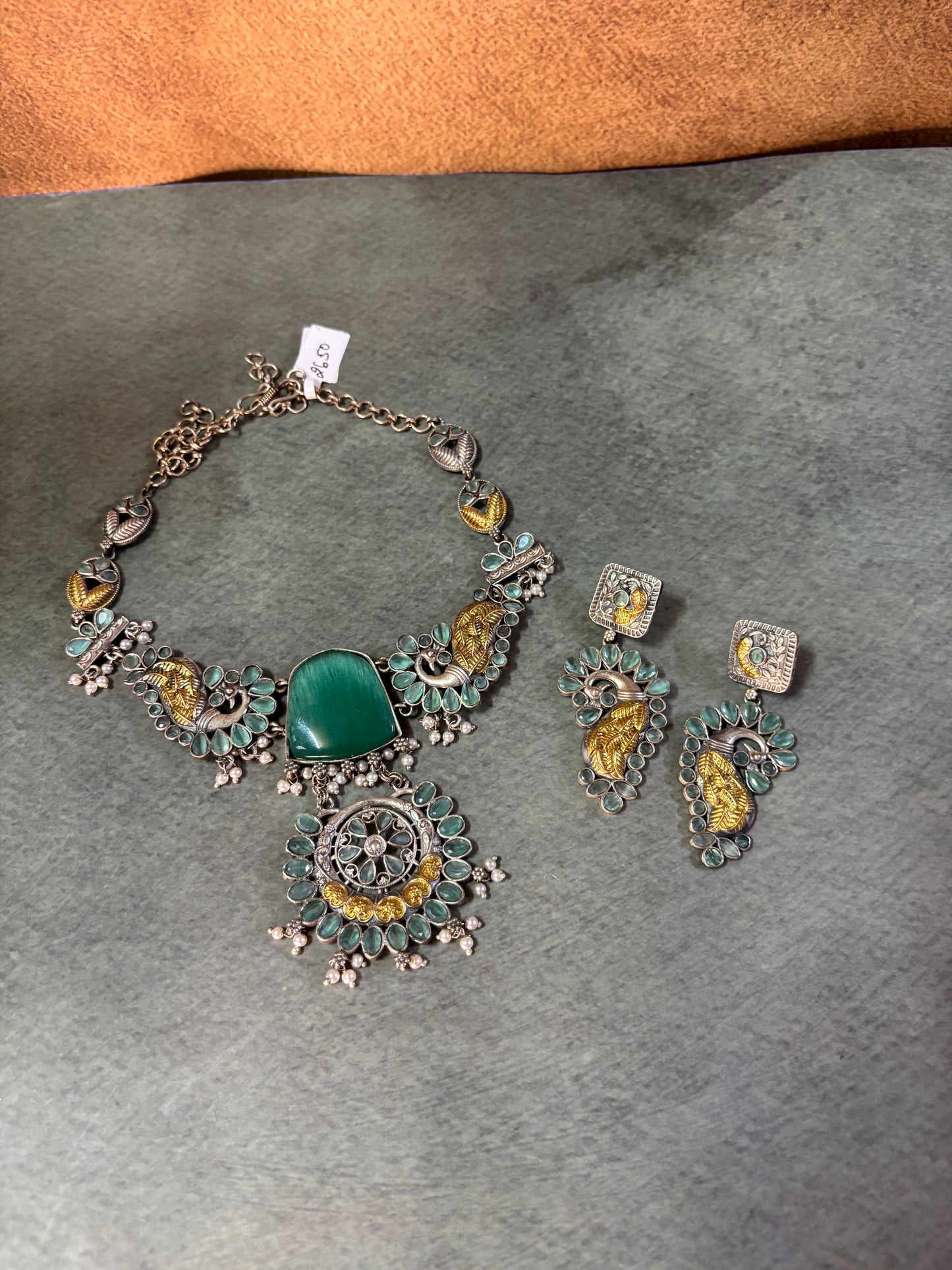 Antique Green Stone Necklace Set with Earrings – Leaf & Floral Motifs